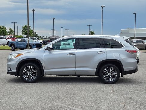 Used 2016 Toyota Highlander XLE AWD/4WD image 3