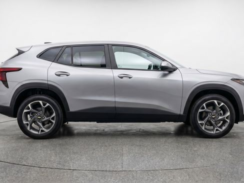 Used 2025 Chevrolet Trax LT FWD image 11
