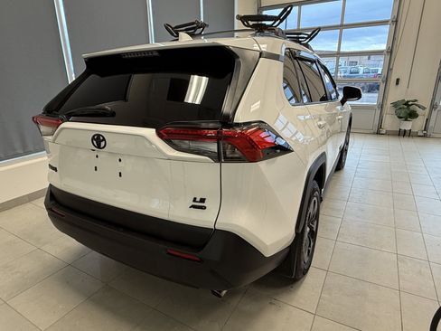 Used 2019 Toyota RAV4 LE image 5