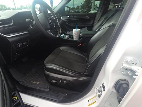 Used 2024 Jeep Grand Cherokee Altitude AWD/4WD image 4