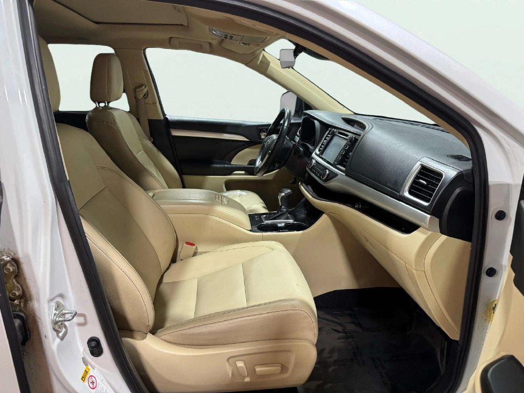 Used 2019 Toyota Highlander XLE AWD/4WD image 29