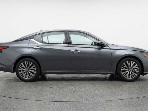 Used 2025 Nissan Altima 2.5 SV image 11
