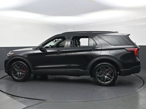 Used 2025 Ford Explorer ST-Line w/ ST-Line Street Pack AWD/4WD image 8