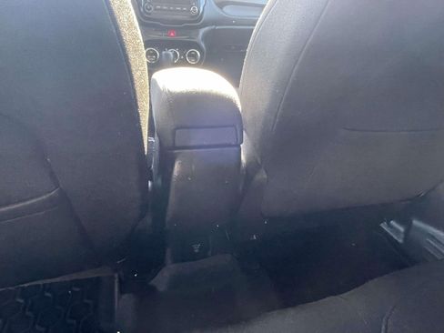 Used 2017 Jeep Renegade Latitude FWD image 10