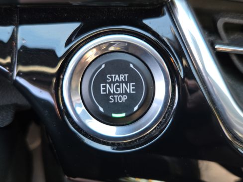 Used 2025 Chevrolet Trax RS FWD image 33