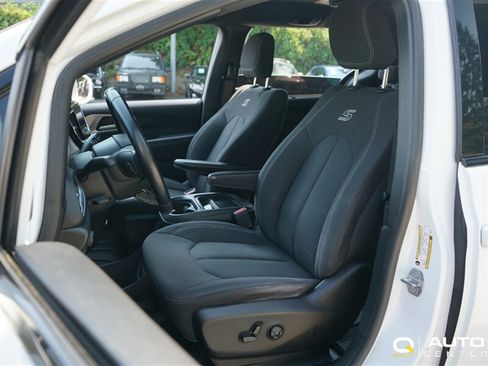 Used 2018 Chrysler Pacifica Touring Plus FWD image 9