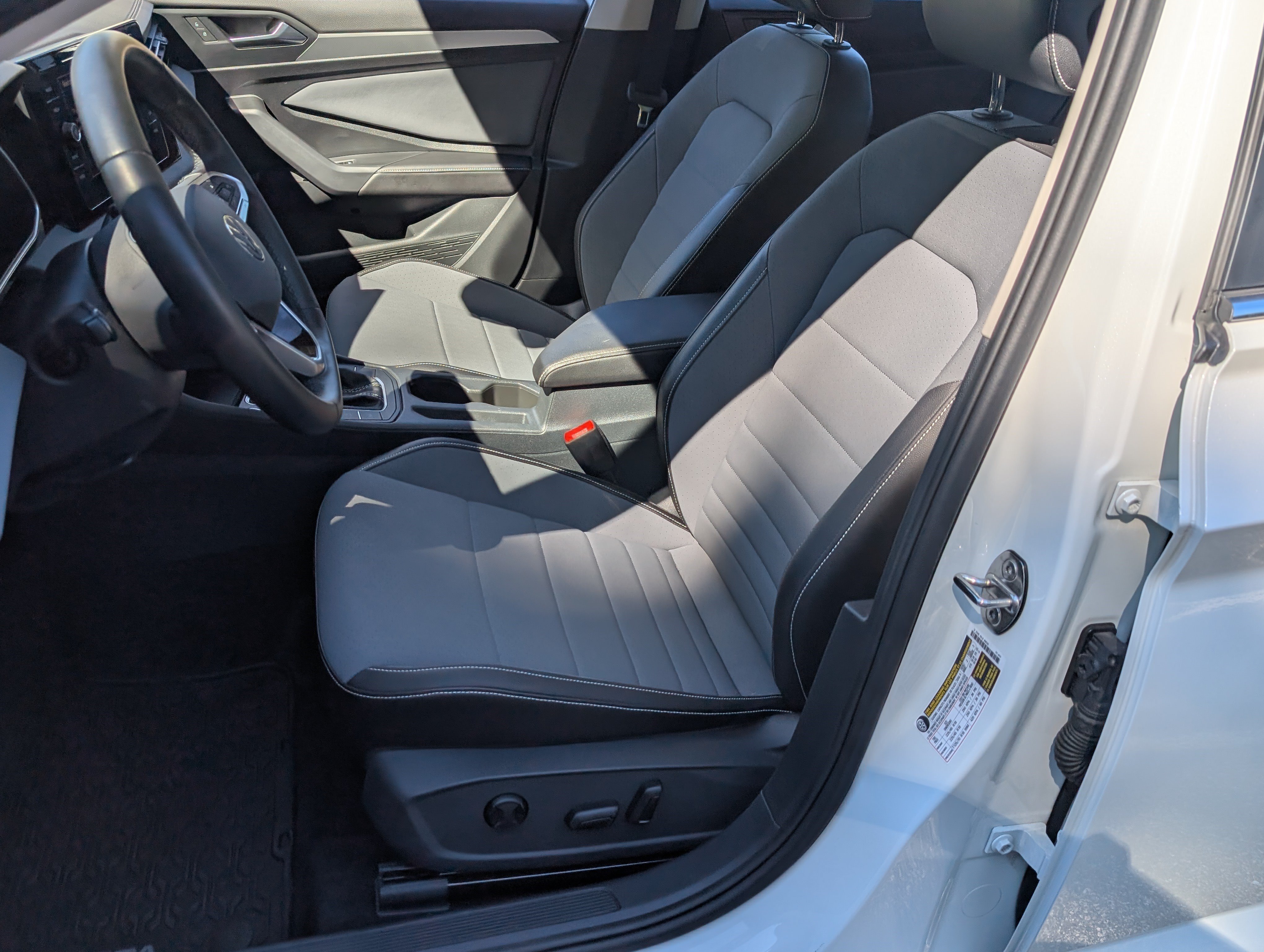 Used 2026 Volkswagen Jetta SE FWD image 16