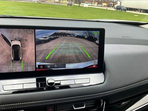 Certified 2025 Nissan Rogue SL w/ Tech Package AWD/4WD image 14