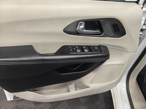 Used 2024 Chrysler Pacifica Touring-L FWD image 54