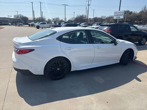 Used 2025 Toyota Camry SE image 3