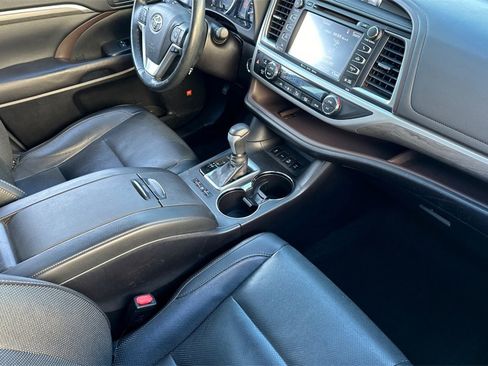 Used 2017 Toyota Highlander Limited image 16