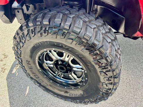 Used 2017 Jeep Wrangler Unlimited Rubicon w/ Connectivity Group AWD/4WD image 4