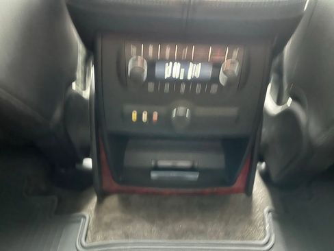 Used 2010 Cadillac Escalade Luxury image 24