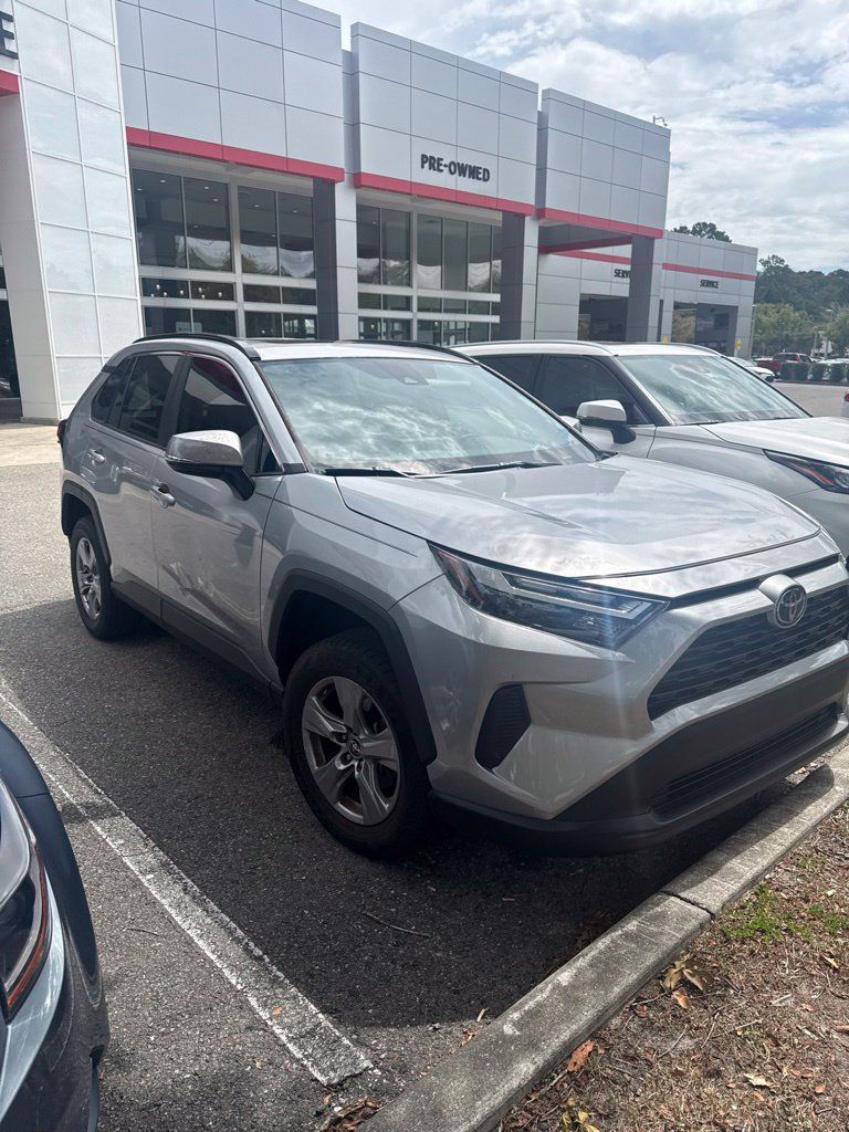 Used 2022 Toyota RAV4 XLE w/ Convenience Package FWD image 2