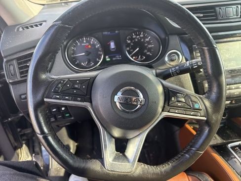 Used 2018 Nissan Rogue SL w/ Premium Package image 12