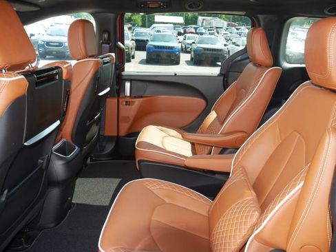 Used 2025 Chrysler Pacifica Pinnacle FWD image 28