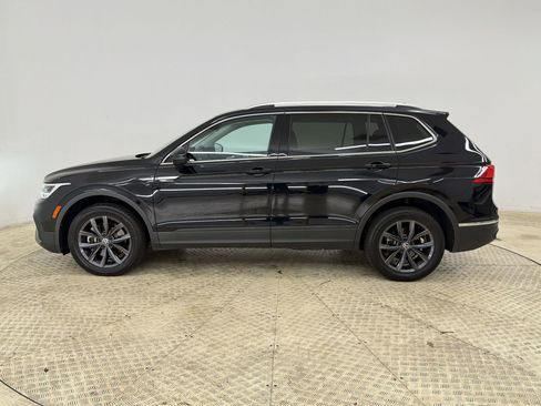 Used 2022 Volkswagen Tiguan SE w/ Panoramic Sunroof Package image 2