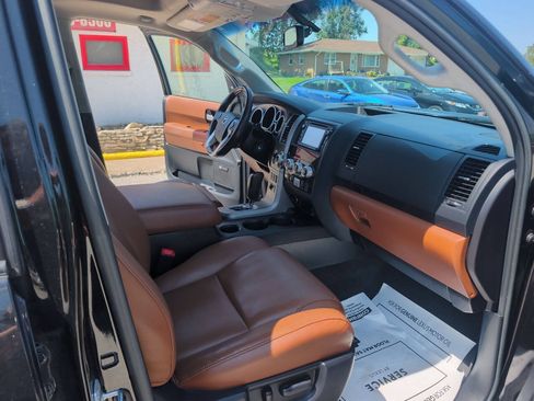 Used 2017 Toyota Sequoia Platinum AWD/4WD image 30