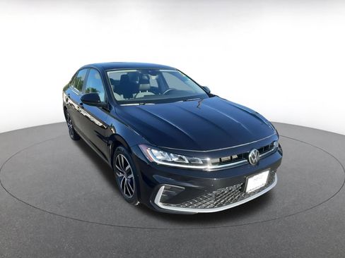 Used 2025 Volkswagen Jetta SE image 3