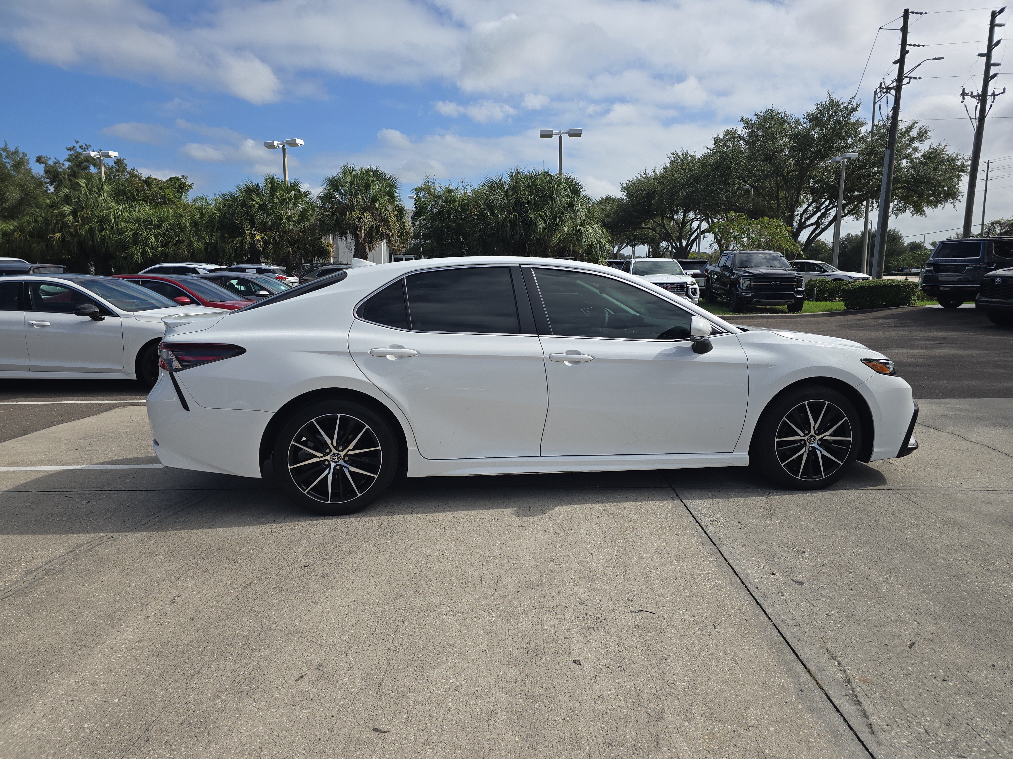 Used 2022 Toyota Camry SE w/ Audio Upgrade Package FWD image 9