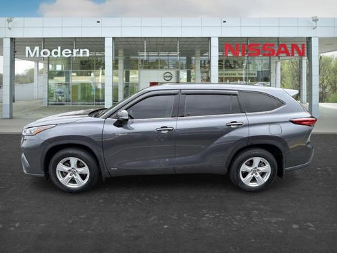 Used 2020 Toyota Highlander LE AWD/4WD image 2