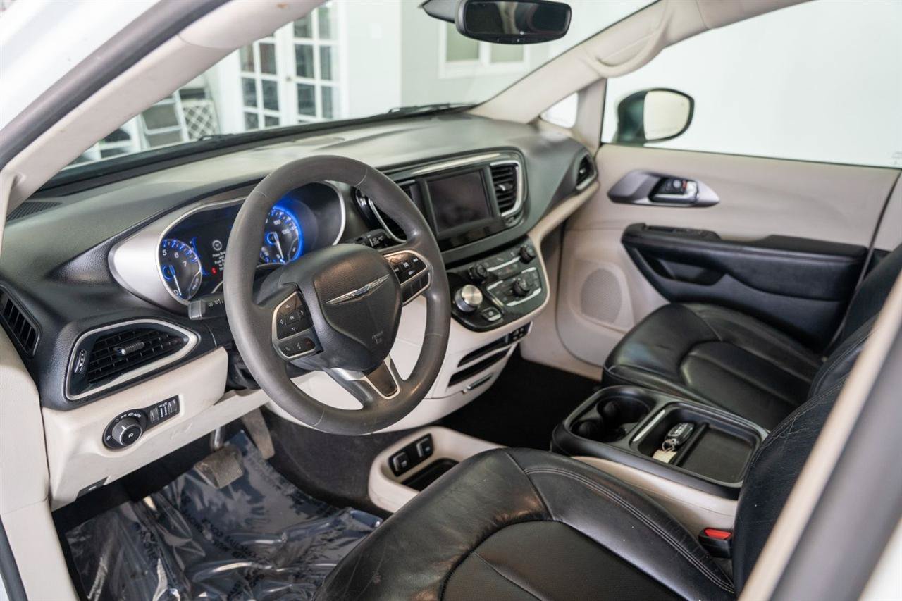 Used 2020 Chrysler Pacifica Touring-L FWD image 11