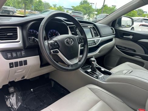 Used 2018 Toyota Highlander XLE AWD/4WD image 24