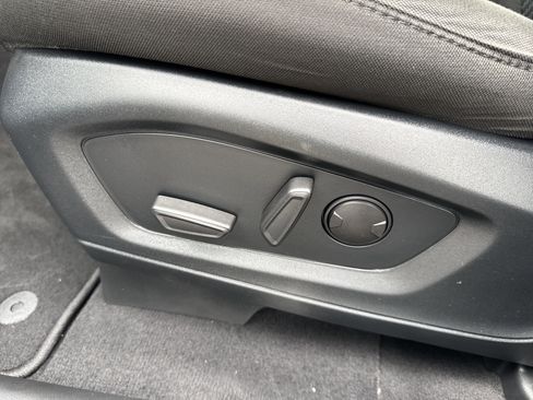 Used 2022 Ford Explorer XLT image 11