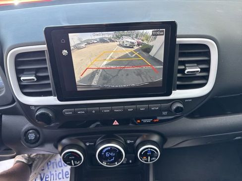Used 2023 Hyundai Venue Limited FWD image 9