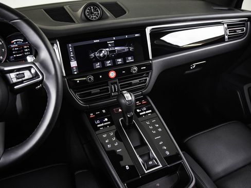 Certified 2026 Porsche Macan image 19