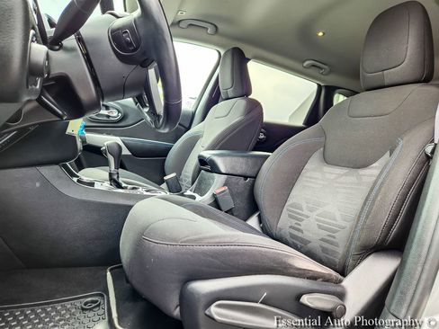 Used 2019 Jeep Cherokee Latitude AWD/4WD image 7