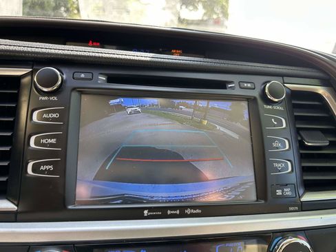 Used 2018 Toyota Highlander XLE FWD image 25