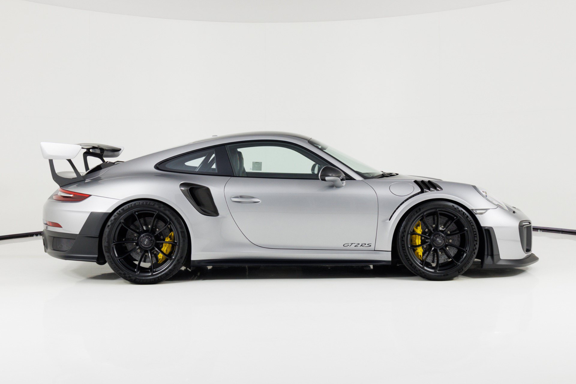 Used 2018 Porsche 911 GT2 RS RWD image 2