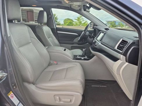 Used 2018 Toyota Highlander XLE AWD/4WD image 21