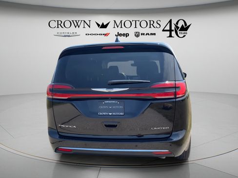Used 2024 Chrysler Pacifica Limited FWD image 6