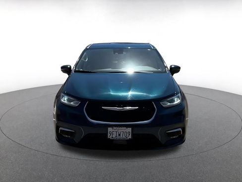 Used 2023 Chrysler Pacifica Touring-L FWD image 4