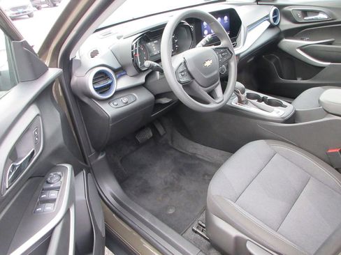 Used 2024 Chevrolet Trax LS w/ LS Convenience Package image 12