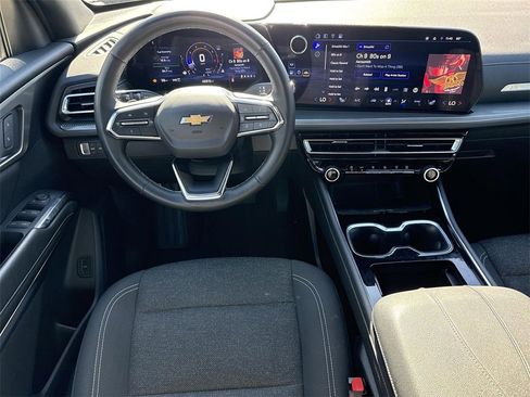 Used 2024 Chevrolet Traverse LT image 18