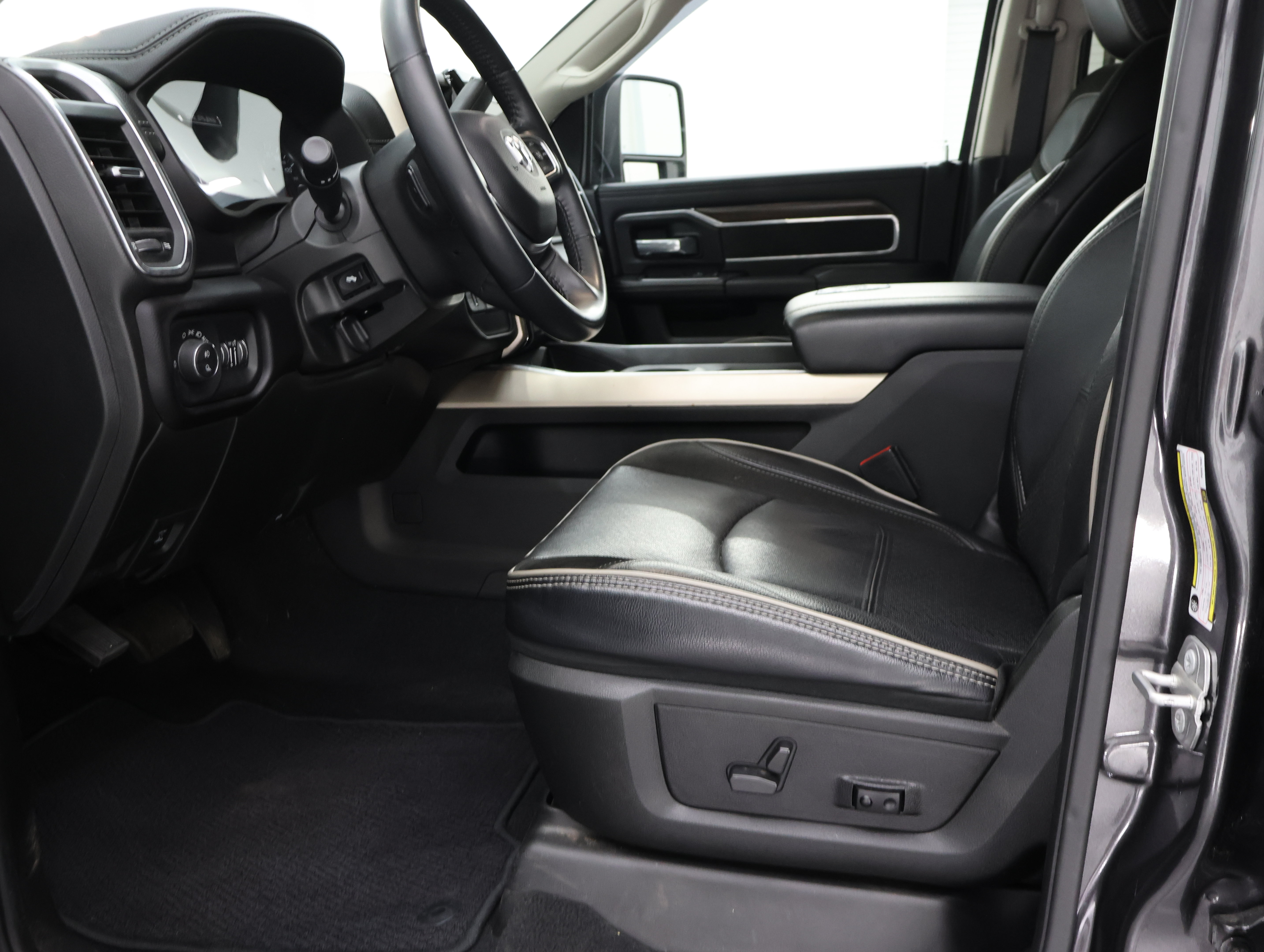 Used 2023 RAM 2500 Laramie AWD/4WD image 8