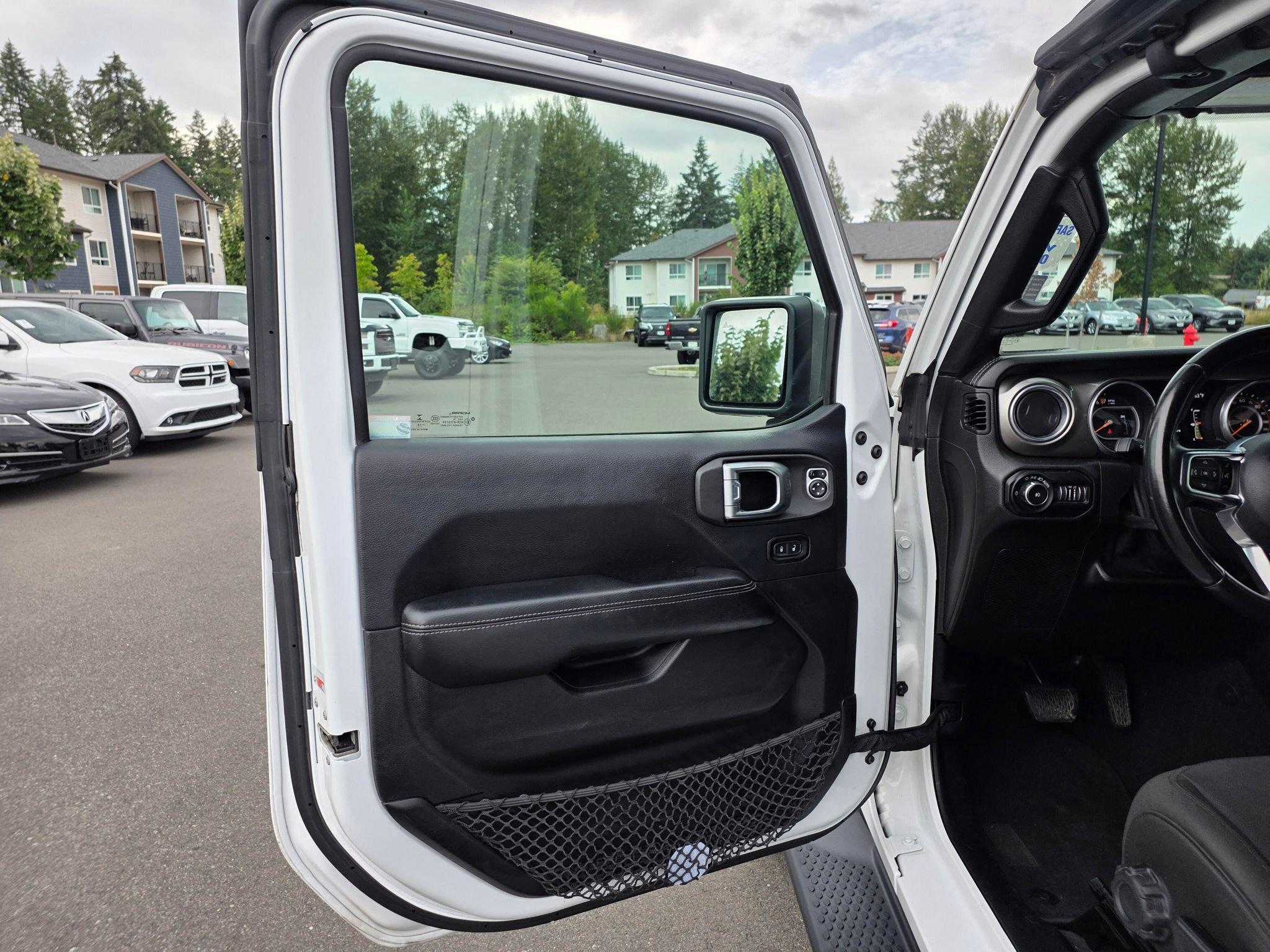 Used 2018 Jeep Wrangler Unlimited Sahara AWD/4WD image 21