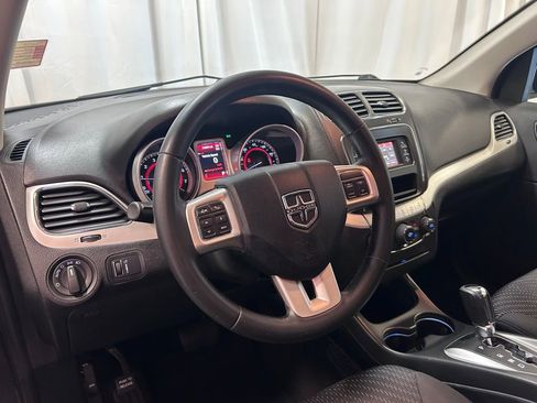 Used 2018 Dodge Journey SE w/ Connectivity Group FWD image 2