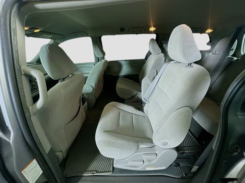 Used 2018 Toyota Sienna LE FWD image 28