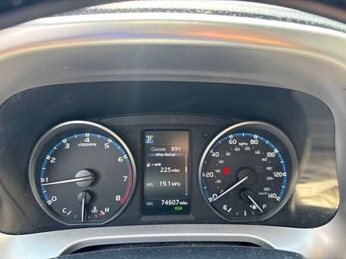 Used 2018 Toyota RAV4 XLE AWD/4WD image 9