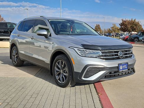 Certified 2023 Volkswagen Tiguan SE w/ Panoramic Sunroof Package image 4