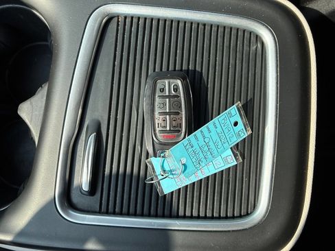 Used 2024 Chrysler Pacifica Touring-L FWD image 31