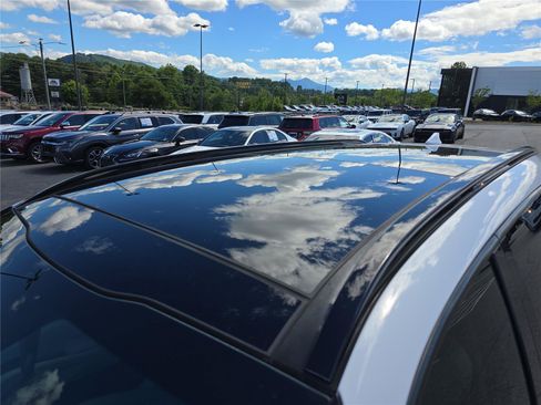 Used 2022 Kia Sorento EX w/ Panoramic Sunroof Package FWD image 11