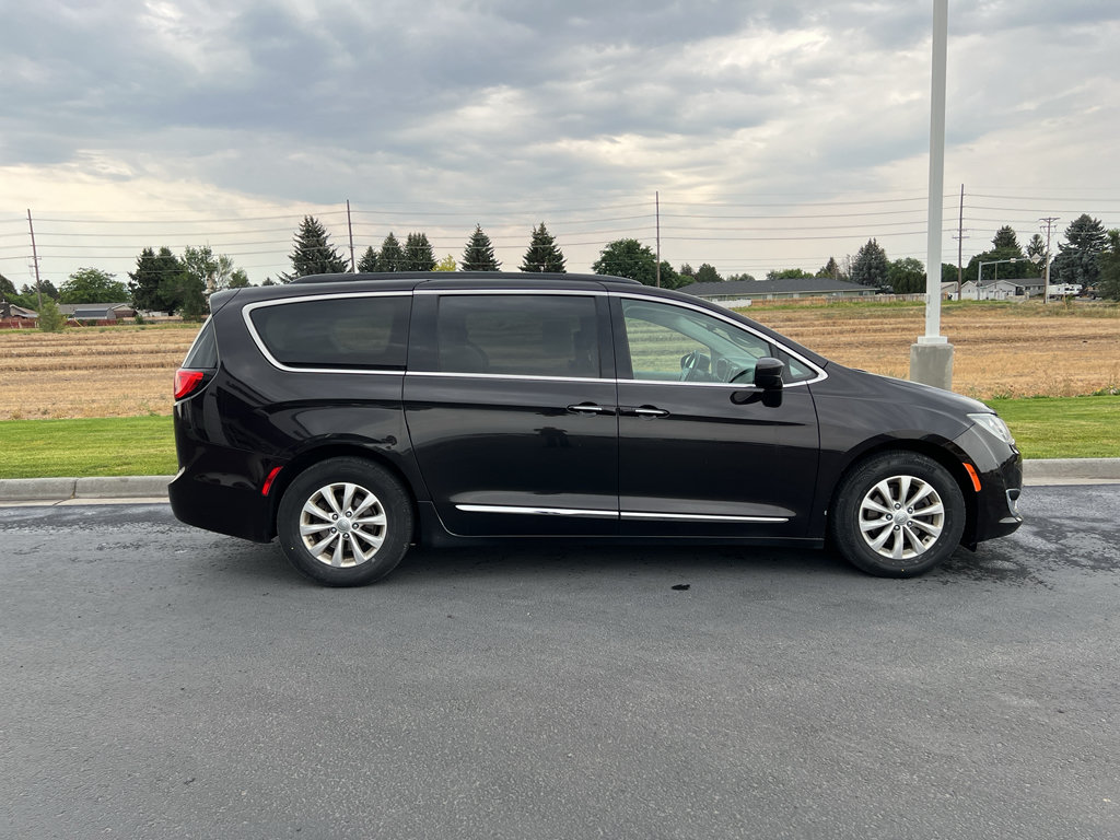 Used 2017 Chrysler Pacifica Touring-L FWD image 8