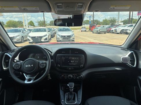 Used 2025 Kia Soul LX w/ LX Technology Package FWD image 31