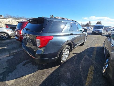 Used 2022 Ford Explorer XLT w/ Equipment Group 202A image 4