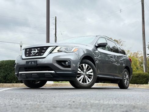 Used 2020 Nissan Pathfinder SV image 2